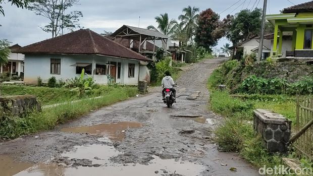 Jalan menuju rumah 'surga' Abah Jajang di Cianjur.