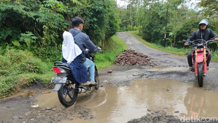 Jalan menuju rumah surga Abah Jajang di Cianjur.
