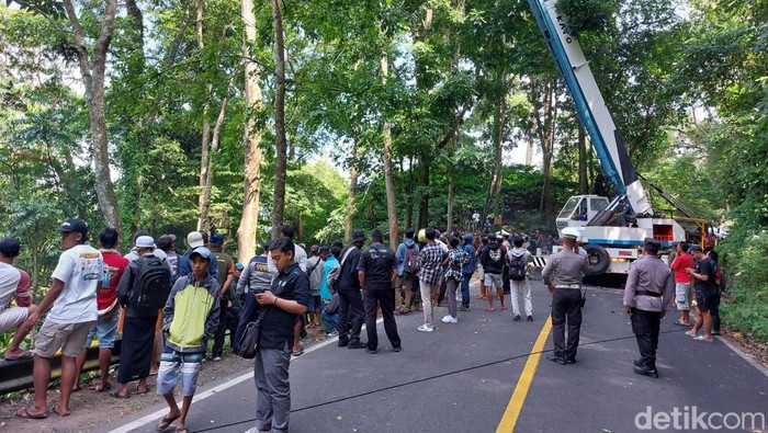 jalur gumitir jember ke banyuwangi macet