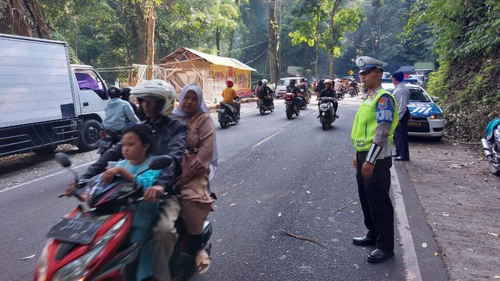 jalur gumitir macet akhirnya lancar usai 4 jam ditutup