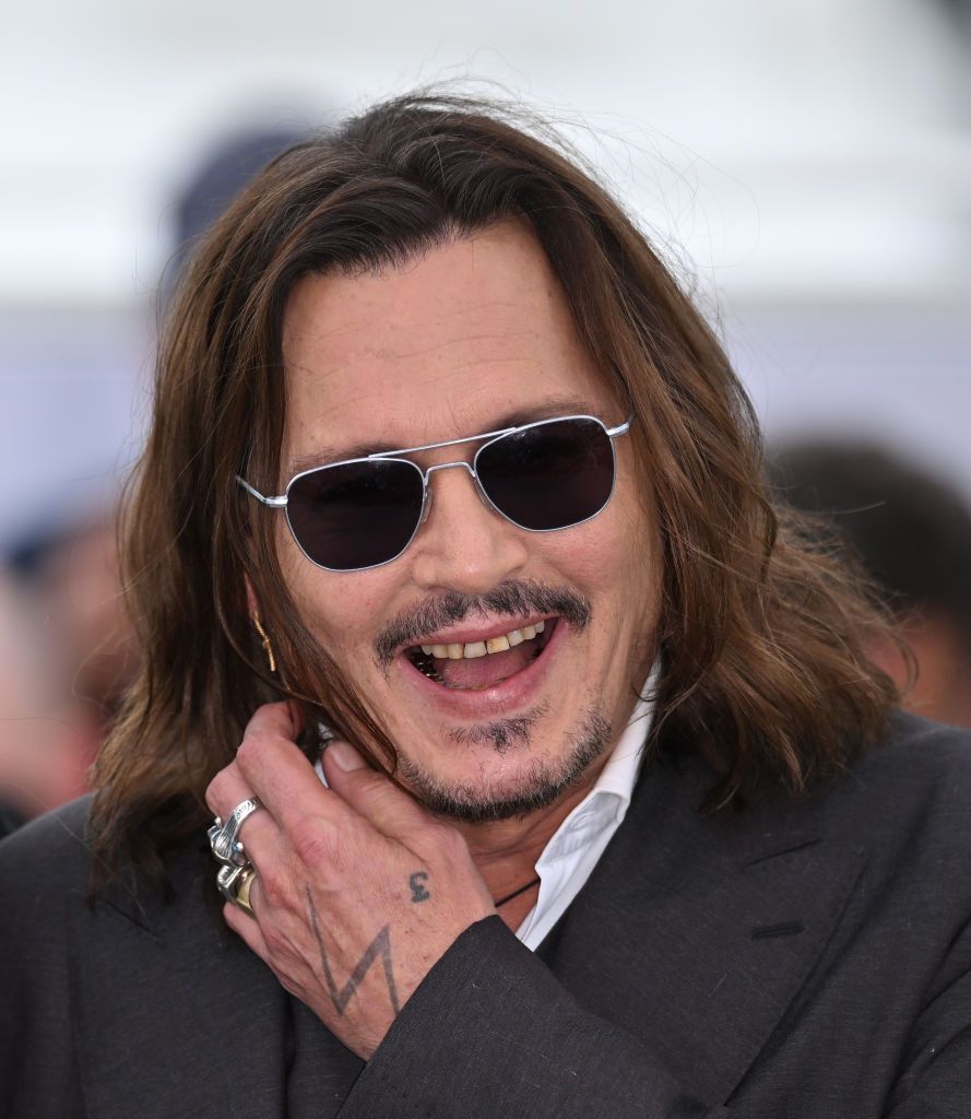 Johnny Depp Tebar Senyum di Cannes Film Festival, Giginya Jadi Sorotan