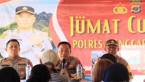 Pedagang mengeluhkan Pasar Baru di Labuan Bajo yang kotor dan MCK yang tidak memadai kepada Kapolres Manggarai Barat AKBP Ari Satmoko.