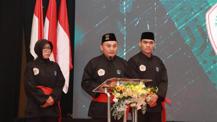 Kapolrestabes Surabaya Kombes Pasma Royce saat dinobatkan menjadi pendekar kehormatan IPSI Surabaya.