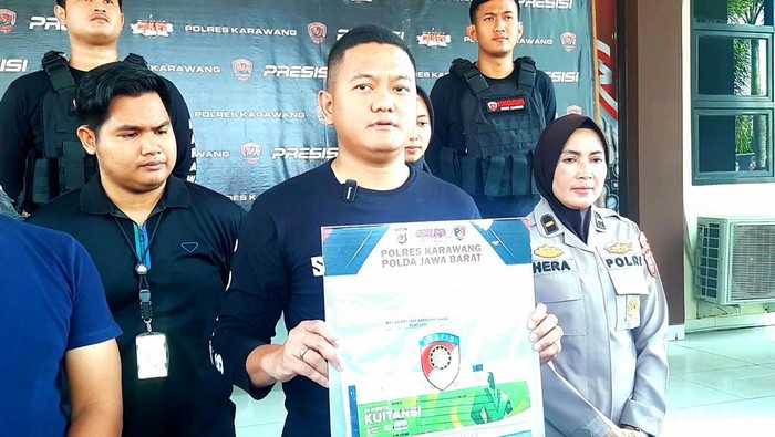 Kasat Reskrim Polres Karawang AKP Arief Bastomy saat merilis kasus penipuan pendaftaran polwan di Mapolres Karawang