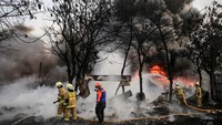 Belum diketahui penyebab dan kronologi kebakaran tersebut.
