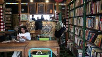 Pelaku usaha mengkonsep kedai kopi miliknya dengan konsep ruang baca dan toko buku bekas untuk menarik pengunjung serta menyediakan literasi baca gratis bagi pelajar dan mahasiswa.