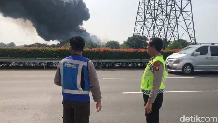 Kepulan asap kebakaran pabrik plastik di Kalideres terlihat hingga kawasan Bandara Soekarno-Hatta, tepatnya di Jalan Perimeter 2, Jumat (19/5/2023).