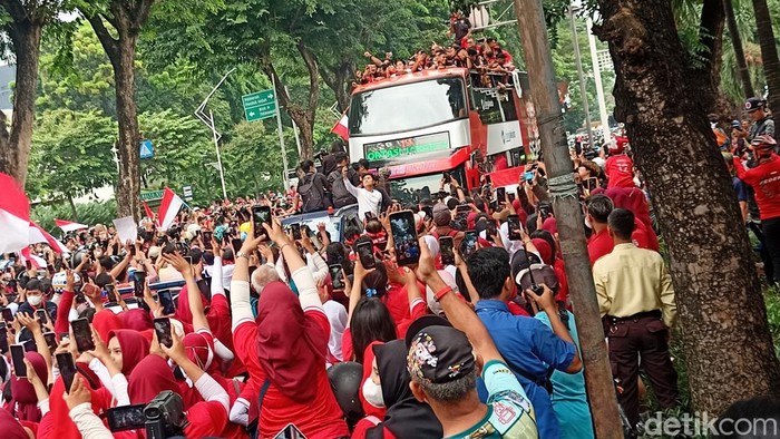 Ketua PSSI Erick Thohir ikut pawai bus Timnas ke Bundaran HI (Adrial/detikcom)