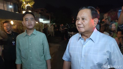 Ketum Gerindra Prabowo Subianto dan Wali Kota Solo Gibran Rakabuming Raka saat bertemu relawan Jokowi di Omah Semar Solo,  Jumat (19/5/2023) malam.
