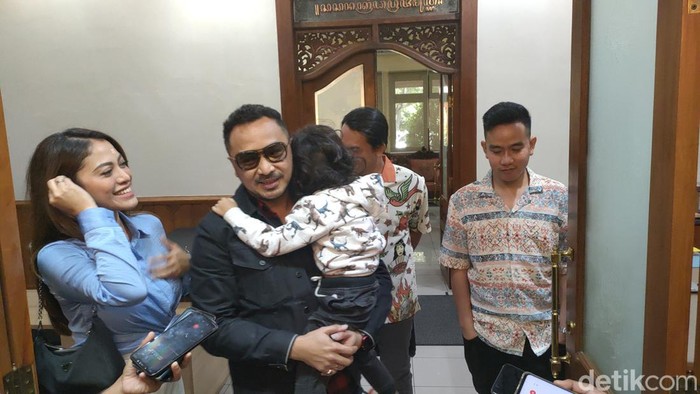 Ketum PSI Giring Ganesha dan istrinya, Cyntia Reza, bertemu Wali Kota Solo Gibran Rakabuming Raka di Balai Kota Solo, Jumat (19/5/2023).