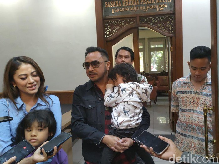 Ketum PSI Giring Ganesha dan istrinya Cyntia Reza menemui Wali Kota Solo Gibran Rakabuming Raka di Balai Kota Solo, Jumat (19/5/2023).