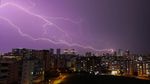 Kilat Petir Menari di Atas Gedung Pencakar Langit Turki