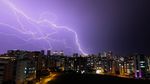 Kilat Petir Menari di Atas Gedung Pencakar Langit Turki
