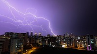 Petir itu menyambar di atas gedung-gedung pencakar langit Turki.  