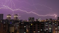 Petir menyinari langit malam di distrik Atakum Samsun, Turki, Kamis (18/5/2023).