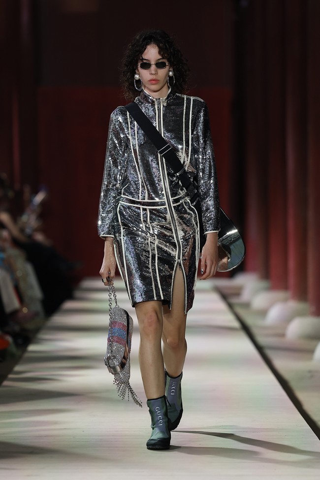 Model tampil dalam fashion show koleksi Gucci Cruise 2024 yang berlangsung di situs bersejarah Gyeongbokgung Palace, Seoul, Korea Selatan.  Foto: Justin Shin/Getty Images.