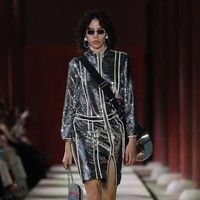 Model tampil dalam fashion show koleksi Gucci Cruise 2024 yang berlangsung di situs bersejarah Gyeongbokgung Palace, Seoul, Korea Selatan.  Foto: Justin Shin/Getty Images.