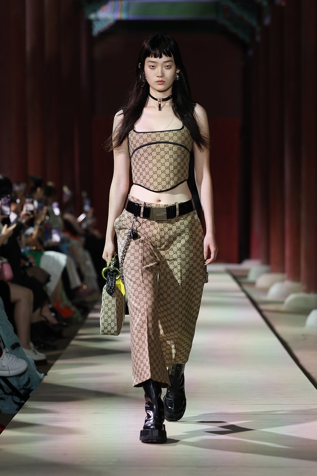 Model tampil dalam fashion show koleksi Gucci Cruise 2024 yang berlangsung di situs bersejarah Gyeongbokgung Palace, Seoul, Korea Selatan. Foto: Justin Shin/Getty Images.