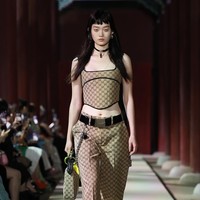 Model tampil dalam fashion show koleksi Gucci Cruise 2024 yang berlangsung di situs bersejarah Gyeongbokgung Palace, Seoul, Korea Selatan. Foto: Justin Shin/Getty Images.