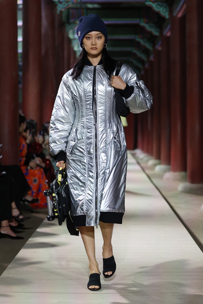 Model tampil dalam fashion show koleksi Gucci Cruise 2024 yang berlangsung di situs bersejarah Gyeongbokgung Palace, Seoul, Korea Selatan. Foto: Justin Shin/Getty Images.