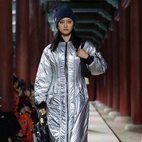 Model tampil dalam fashion show koleksi Gucci Cruise 2024 yang berlangsung di situs bersejarah Gyeongbokgung Palace, Seoul, Korea Selatan. Foto: Justin Shin/Getty Images.