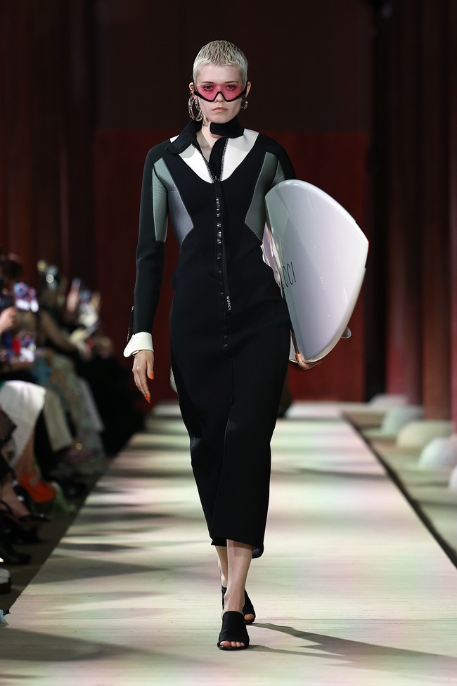 Model tampil dalam fashion show koleksi Gucci Cruise 2024 yang berlangsung di situs bersejarah Gyeongbokgung Palace, Seoul, Korea Selatan.  Foto: Justin Shin/Getty Images.