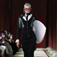 Model tampil dalam fashion show koleksi Gucci Cruise 2024 yang berlangsung di situs bersejarah Gyeongbokgung Palace, Seoul, Korea Selatan.  Foto: Justin Shin/Getty Images.