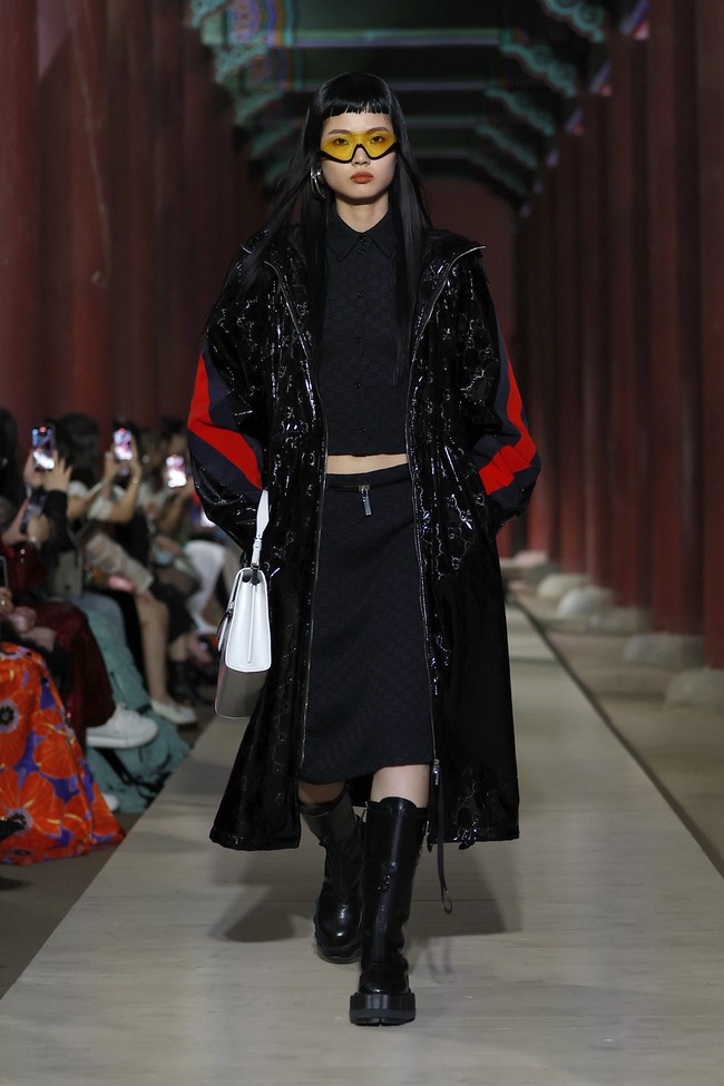 Model tampil dalam fashion show koleksi Gucci Cruise 2024 yang berlangsung di situs bersejarah Gyeongbokgung Palace, Seoul, Korea Selatan.  Foto: Justin Shin/Getty Images.