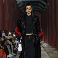 Model tampil dalam fashion show koleksi Gucci Cruise 2024 yang berlangsung di situs bersejarah Gyeongbokgung Palace, Seoul, Korea Selatan.  Foto: Justin Shin/Getty Images.