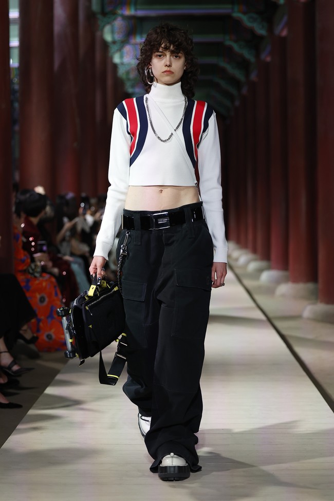 Model tampil dalam fashion show koleksi Gucci Cruise 2024 yang berlangsung di situs bersejarah Gyeongbokgung Palace, Seoul, Korea Selatan. Foto: Justin Shin/Getty Images.