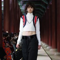 Model tampil dalam fashion show koleksi Gucci Cruise 2024 yang berlangsung di situs bersejarah Gyeongbokgung Palace, Seoul, Korea Selatan. Foto: Justin Shin/Getty Images.