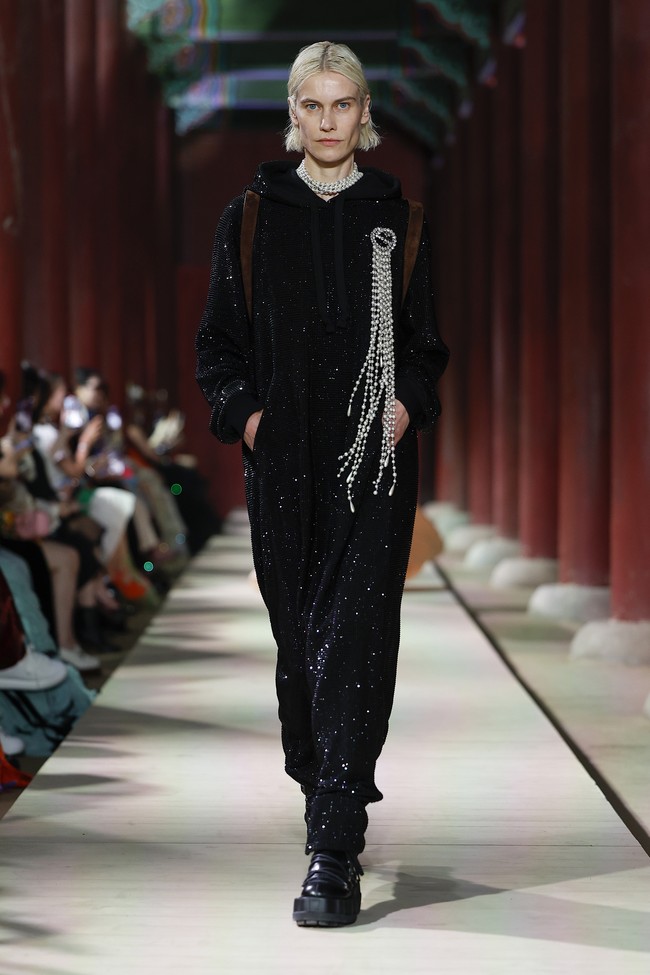 Model tampil dalam fashion show koleksi Gucci Cruise 2024 yang berlangsung di situs bersejarah Gyeongbokgung Palace, Seoul, Korea Selatan.  Foto: Justin Shin/Getty Images.