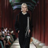 Model tampil dalam fashion show koleksi Gucci Cruise 2024 yang berlangsung di situs bersejarah Gyeongbokgung Palace, Seoul, Korea Selatan.  Foto: Justin Shin/Getty Images.