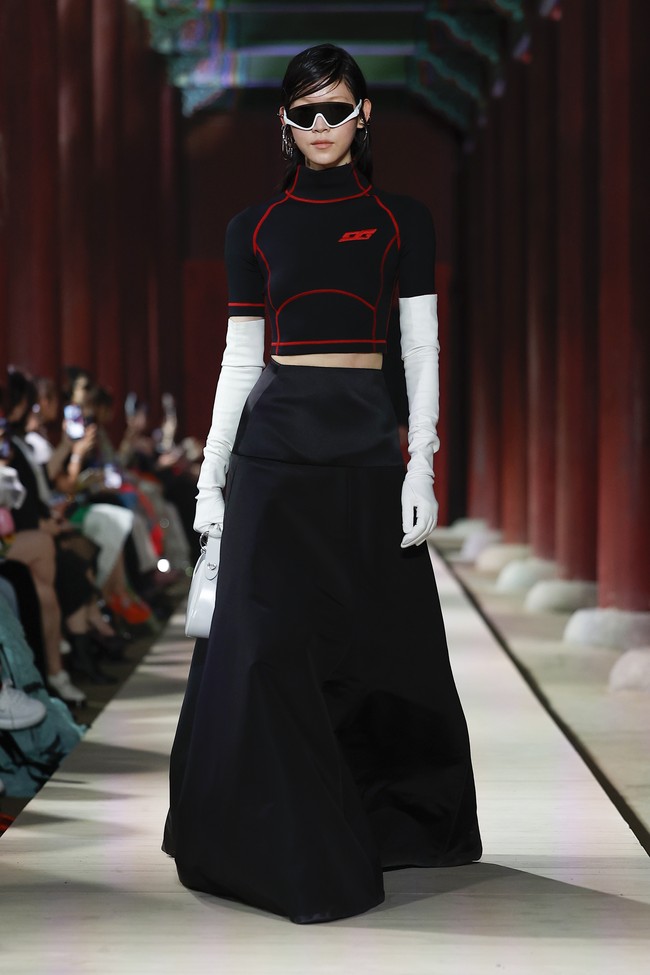 Model tampil dalam fashion show koleksi Gucci Cruise 2024 yang berlangsung di situs bersejarah Gyeongbokgung Palace, Seoul, Korea Selatan. Foto: Justin Shin/Getty Images.