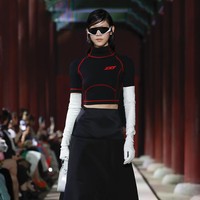 Model tampil dalam fashion show koleksi Gucci Cruise 2024 yang berlangsung di situs bersejarah Gyeongbokgung Palace, Seoul, Korea Selatan. Foto: Justin Shin/Getty Images.