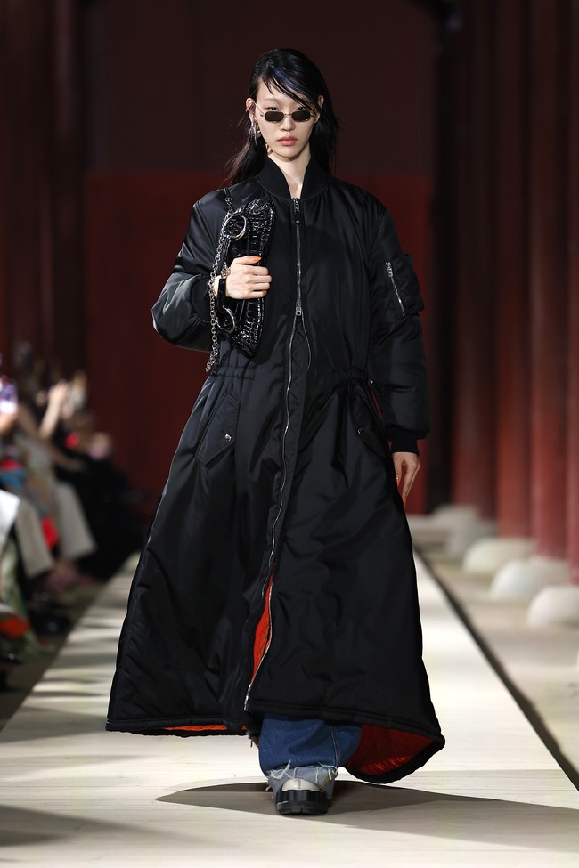 Model tampil dalam fashion show koleksi Gucci Cruise 2024 yang berlangsung di situs bersejarah Gyeongbokgung Palace, Seoul, Korea Selatan. Foto: Justin Shin/Getty Images.