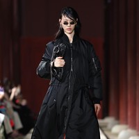 Model tampil dalam fashion show koleksi Gucci Cruise 2024 yang berlangsung di situs bersejarah Gyeongbokgung Palace, Seoul, Korea Selatan. Foto: Justin Shin/Getty Images.