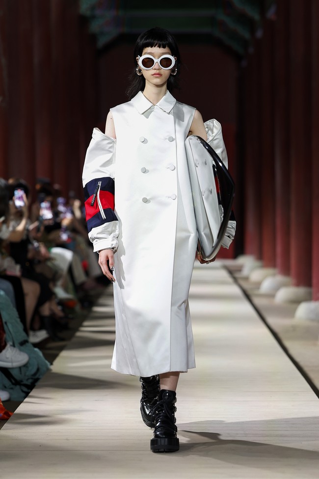 Model tampil dalam fashion show koleksi Gucci Cruise 2024 yang berlangsung di situs bersejarah Gyeongbokgung Palace, Seoul, Korea Selatan.  Foto: Justin Shin/Getty Images.