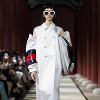 Model tampil dalam fashion show koleksi Gucci Cruise 2024 yang berlangsung di situs bersejarah Gyeongbokgung Palace, Seoul, Korea Selatan.  Foto: Justin Shin/Getty Images.