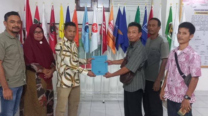 Komisioner KPU Asahan (kiri) menerima berkas pendaftaran bacaleg dari Partai Garuda.