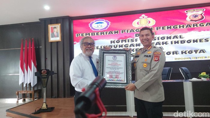 Komnas PA memberikan penghargaan kepada Kapolresta Bogor Kota Kombes Bismo Teguh Prakoso terkait penanganan masalah anak.