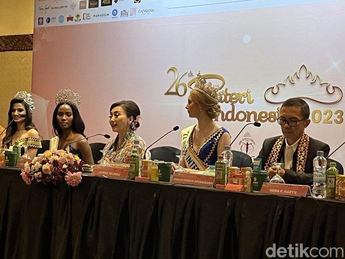 Konferensi pers grand final Puteri Indonesia 2023 dihadiri oleh Miss International 2022, Jasmin Selberg dari Jerman Miss Supranational 2022, Lalela Mswane dari South Africa dan Miss Charm 2023, Luma Russo dari Brasil.