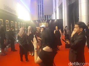 Megah! Baladewa-Baladewi Tampil Elegan Nonton Konser Dewa 19 di Surabaya