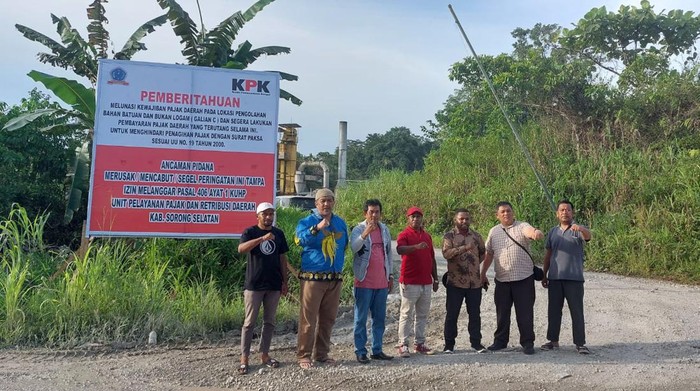 KPK Saat memasang plang di salah satu lokasi di Kabupaten Sorong Selatan (Sorsel).