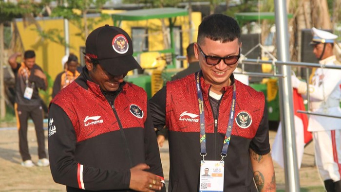 Ketua Umum Pengurus Pusat Persatuan Cricket Indonesia (PP PCI), Abhiram S. Yadav (kanan)