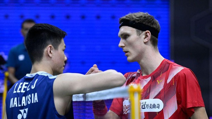 Malaysias Lee Zii Jia (L) shakes hands with Denmarks Viktor Axelsen after he retired during the mens singles quarter-final match against at the 2023 Sudirman Cup world badminton championships in Suzhou in Chinas eastern Jiangsu province on May 19, 2023. (Photo by WANG Zhao / AFP) (Photo by WANG ZHAO/AFP via Getty Images)