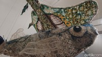Ghost Nets: Awakening the Drifting Giants menampilkan 18 karya seni tenun tangan yang terbuat dari limbah pukat ikan (jaring hantu/ghost nets) yang dirangkai oleh kelompok seniman Selat Torres, Erub Arts. Terinspirasi oleh lautan yang menghubungkan Australia dan Indonesia, pameran unik ini memamerkan seni kontemporer Penduduk Selat Torres dan menciptakan platform untuk mengeksplorasi bersama berbagai tantangan lingkungan hidup, termasuk pengurangan limbah plastik dan konservasi laut. (Foto: Nograhany WK/detikcom)