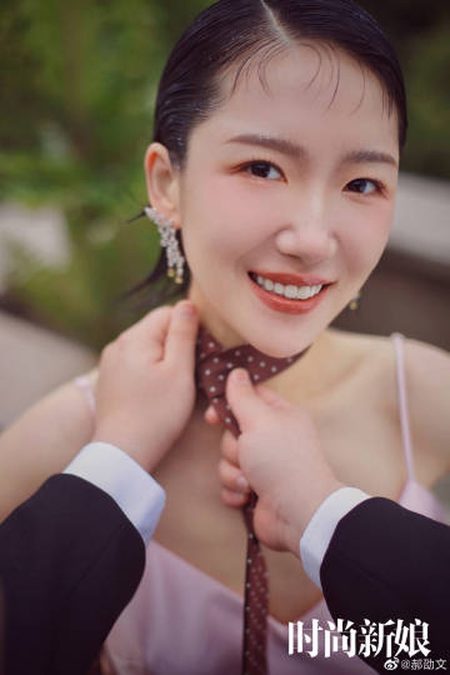 Adalah Lin Ningrui, wanita yang menjadi tambatan hatinya selama tiga tahun belakangan. Lin tidak datang dari kalangan selebriti. Berbagai sumber menyebutkan bahwa Lin adalah seorang makeup artist yang bertemu dengan Hao di lokasi syuting.Foto: Dok. Weibo