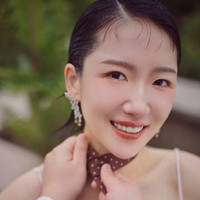 Adalah Lin Ningrui, wanita yang menjadi tambatan hatinya selama tiga tahun belakangan. Lin tidak datang dari kalangan selebriti. Berbagai sumber menyebutkan bahwa Lin adalah seorang makeup artist yang bertemu dengan Hao di lokasi syuting.Foto: Dok. Weibo