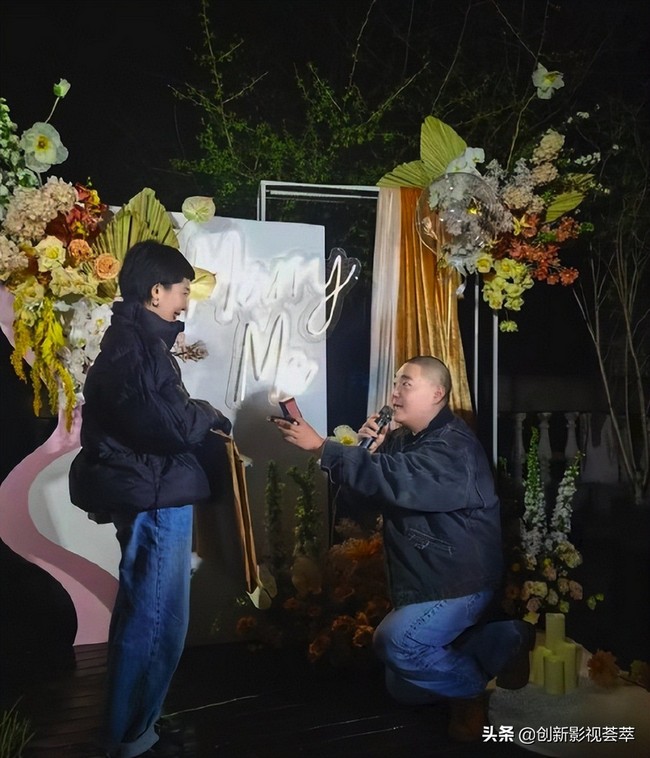 Hao Shao Wen atau Steven Hao diketahui melamar kekasihnya tahun lalu yang sempat bikin heboh karena diunggah pada 1 April. Untungnya bukan April Mop, pemain You Are The Apple of My Eye tersebut akhirnya melangsungkan pernikahan yang disaksikan orang-orang terdekat.Foto: Dok. Weibo